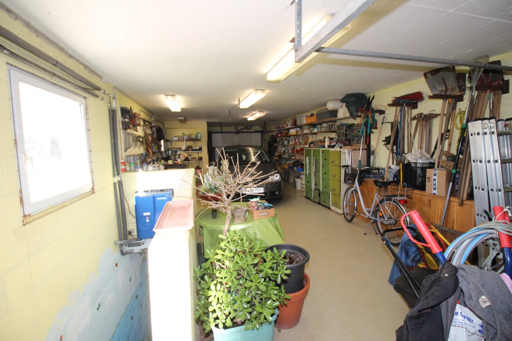 Großgarage mit Kellerzugang