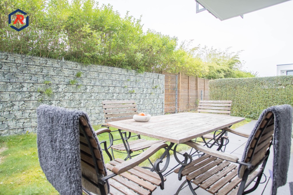 überdachte Terrasse mit Garten