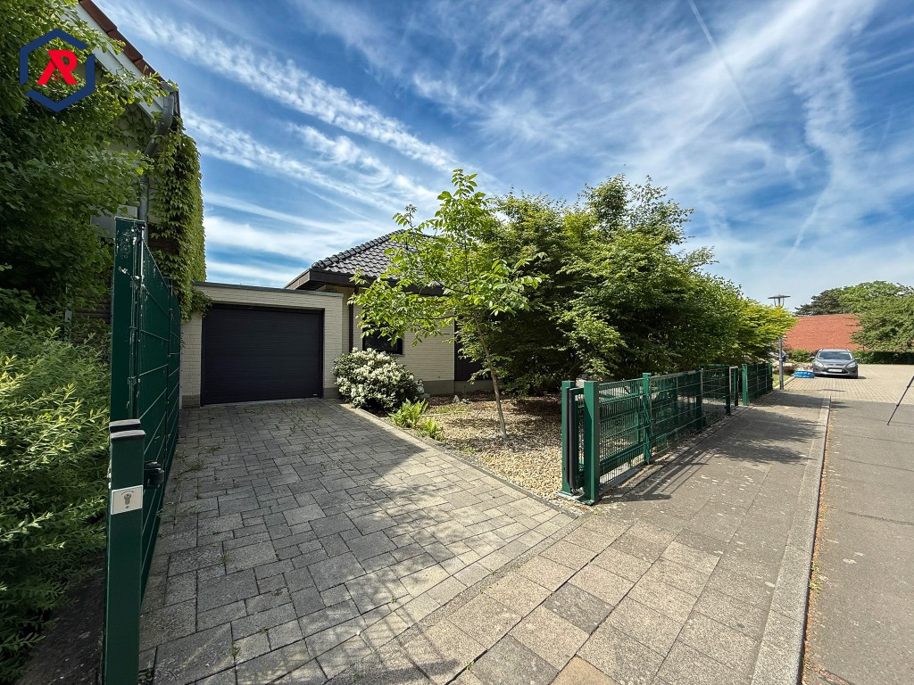 Garage mit Zufahrt