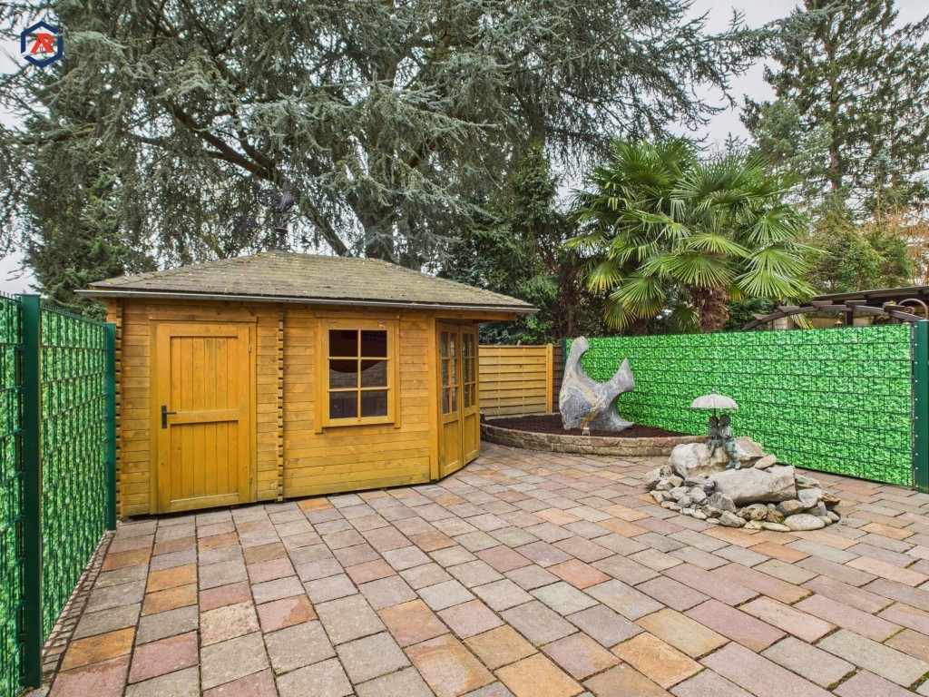 Gartenterrasse mit Gartenhaus