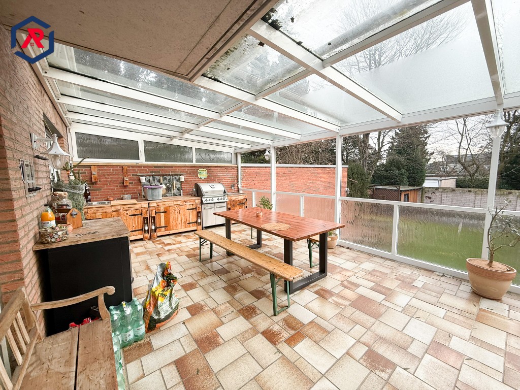 große, überdachte Terrasse